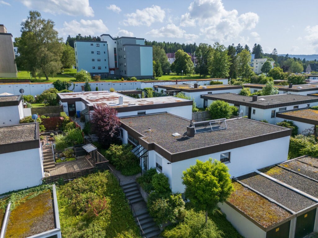 Hauszugang und Garagen